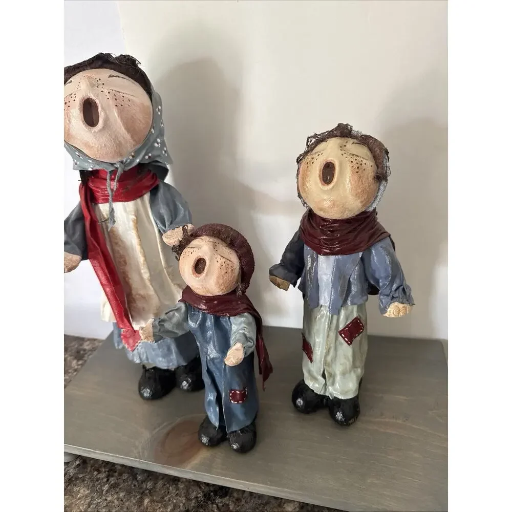 RARE VINTAGE PAPER MACHE CHRISTMAS CAROLERS FIGURES SET - UNIQUE - CUTE XMAS